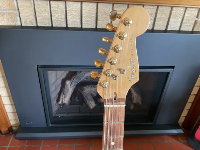Fender American Strat 1997 USA made. in Guitars in Ottawa - Image 4