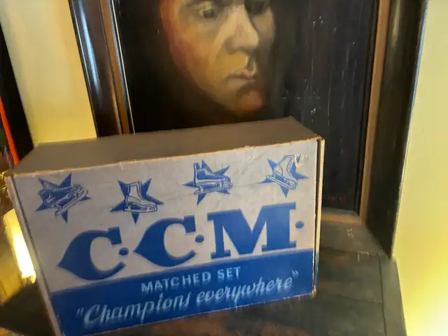 ⛸️ C.C.M. Matched Set Hockey Skate Box – Display Piece ⛸️ in Arts & Collectibles in City of Toronto - Image 3