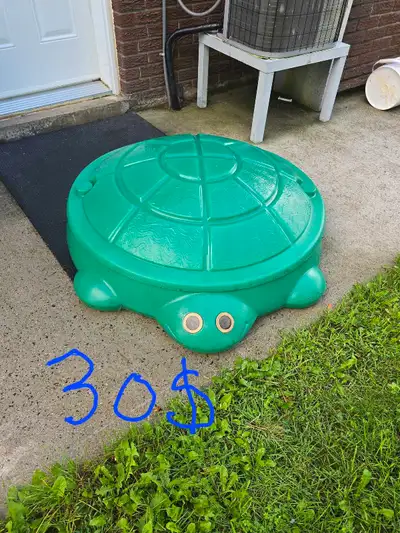 Offrez à vos tout-petits des heures de plaisir en plein air avec ce bac à sable Little Tikes en form...