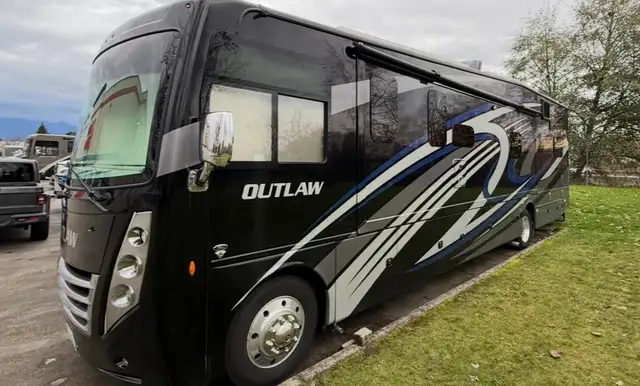 2023 Thor Outlaw 38MB Toy Hauler Motorhome in RVs & Motorhomes in Burnaby/New Westminster - Image 8