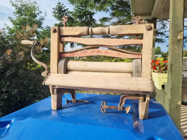 Antiquités(poterie,balance,tordeur) in Arts & Collectibles in Longueuil / South Shore - Image 5