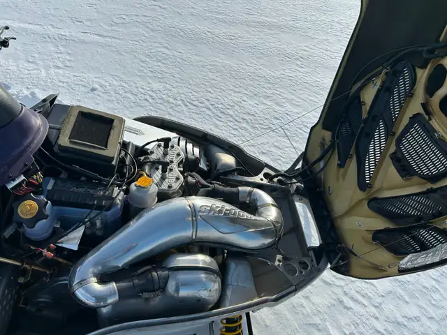 Skidoo Formula Z 700 édition millenium in Snowmobiles in Longueuil / South Shore - Image 8