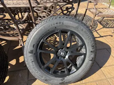 Encore disponibles : Pneus d’hiver, originalement sur Ford Edge SEL avec mags. En bonne état ( entre...