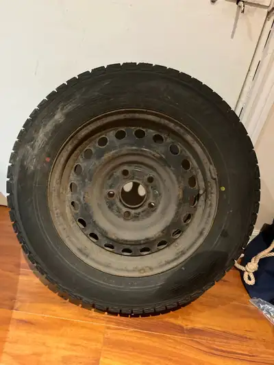4 pneus presque neufs,utilisé pendant un hiver monté sur rim. 195/65R15 Yokohama ice guard iG53 J ai...