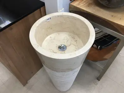 Pour des meubles en bois massif sur mesure ou le plus grand choix de vasques en pierre naturel au pa...
