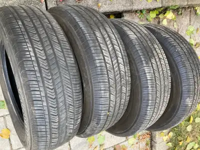 English description below. Ces pneus sont comme neufs. Démontés d'un Toyota Tundra. Les prix de déta...