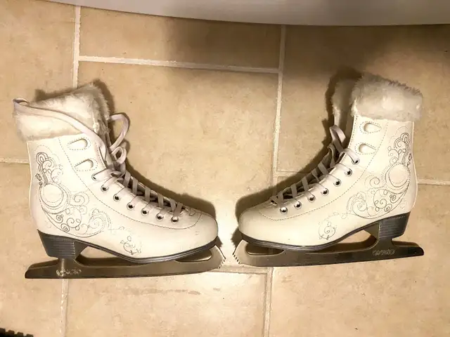 OXELO Figure Skates Girls (37 EUR) Excellent Condition, Clean, in Skates & Blades in City of Montréal - Image 2