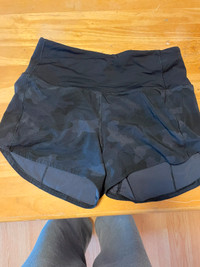 Lululemon Lined Short 4" - Black Camo, Size 4 Tall