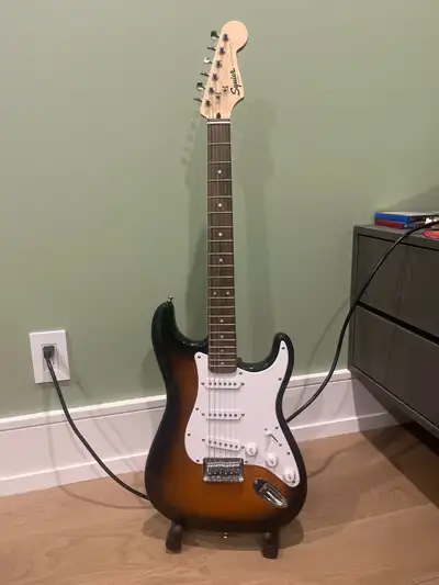 Sunburst Fender Stratocaster Squier + Frontman 10g amp, View more