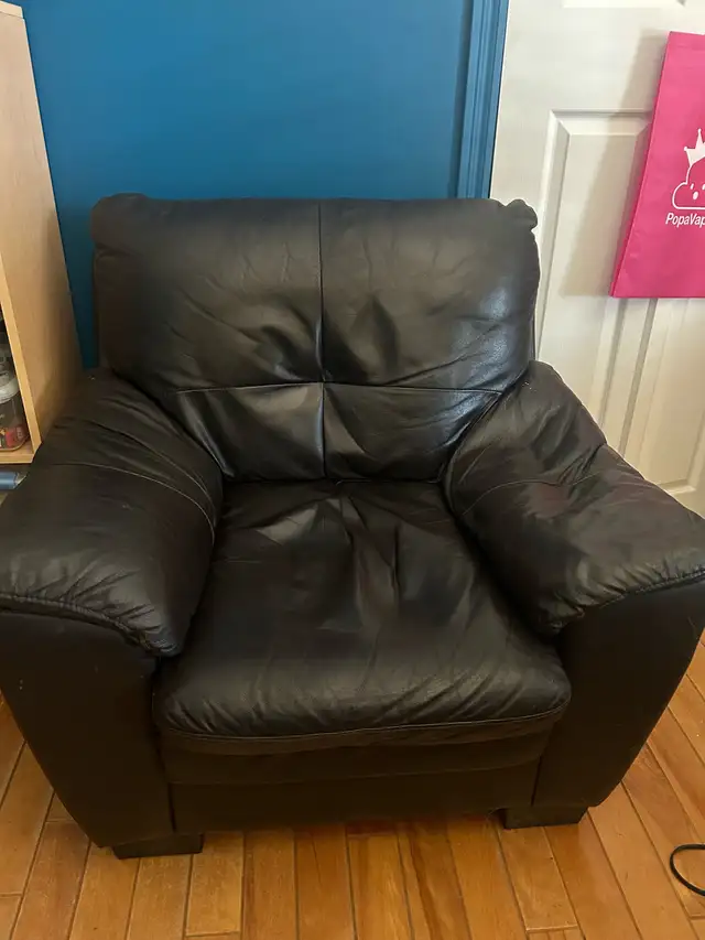 Fauteuil + Divan 3 places en cuir  in Couches & Futons in Trois-Rivières - Image 3