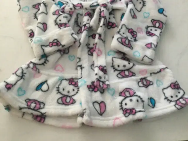 Hello Kitty Housecoat - Toddler size 5 in Clothing - 2T in Calgary - Image 3