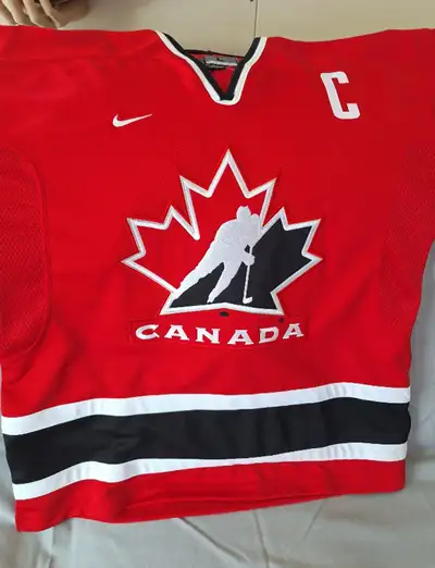 NIKE TEAM CANADA JERSEY SIGNED (COA) MARIO LEMIEUX, 2002 SALT LAKE CITY OLYMPICS REPLICA VERSION, SI...