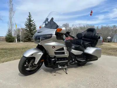 2016 Honda Goldwing Luxury Tour Airbag Top of the line with all available Honda OEM comfort accessor...