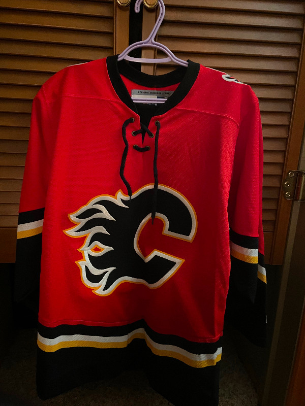 Calgary Flames hockey jersey in Other in Sarnia