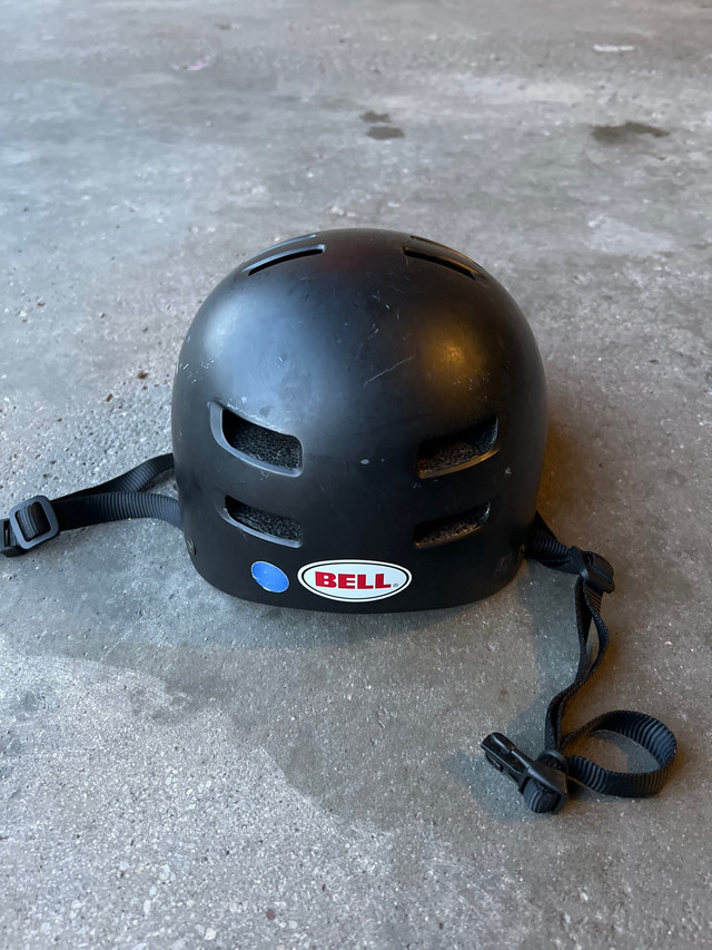 Bell kids helmet in Clothing, Shoes & Accessories in Markham / York Region - Image 2
