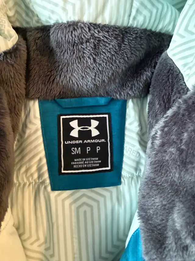 Women’s Size Small Winter Jacket Under Armour Like New in Women's - Tops & Outerwear in Calgary - Image 4