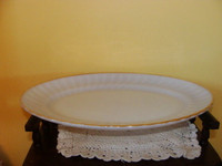 Assiette de service oval, fine porcelaine blanche, bordure doré