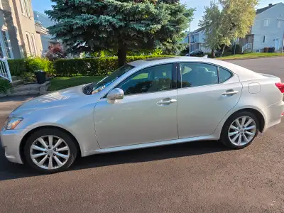 Lexus IS 250 AWD en excellente condition 215 735 kilomètres Une seule propriétaire Toit ouvrant, siè...