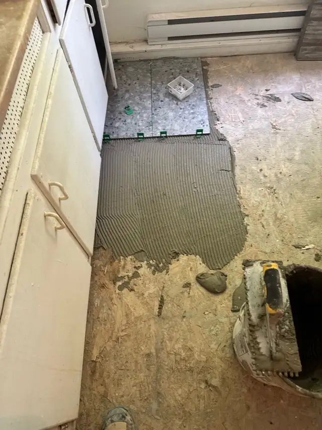 1$ pose plancher flottant in Flooring in City of Montréal - Image 7