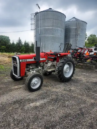 Tracteurs massey ferguson model 245 diesel power steering indique 2565 heures sortie d huile a l arr...