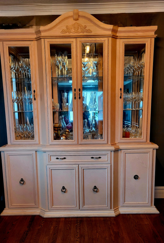 Solid Maple Dining Room Hutch in Excellent Condition in Hutches & Display Cabinets in City of Toronto