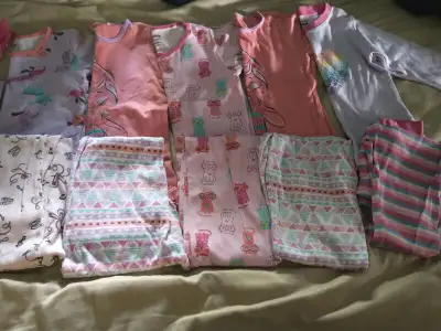 6 ensembles pyjamas: 4x ensemble pyjamas manche courtes/pantalon long (donc un qui est mix&match), 1...