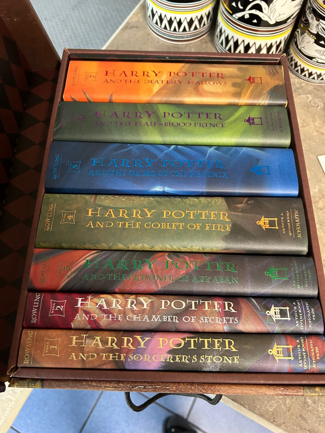 Harry Potter Hard Cover Box Set in Children & Young Adult in Comox / Courtenay / Cumberland - Image 4