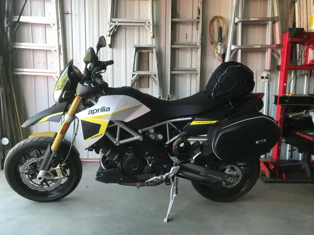 Moto Aprilia 750 in Sport Touring in Saguenay - Image 4