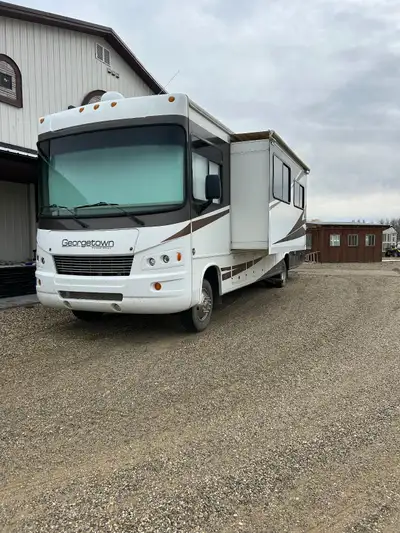 35’ Class A with bunks. Beautiful motorhome with: Hydraulic self leveling jacks Automatic step Front...