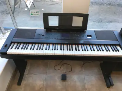 L’ancien modèle du DGX670. C’ est un deux dans un: clavier électronique et piano 88 notes. Ça inclut...