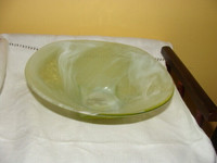 assiette ou bol en verre, de couleur vert pâle, fait en Espagne