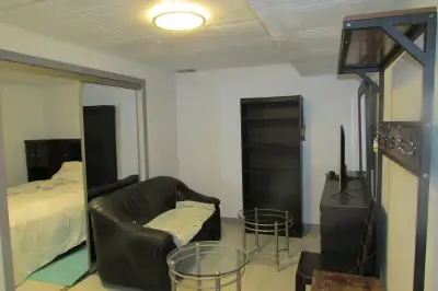 Logement était loué à 1150. Baisse de prix : 1050$. 31/2 ''DEMI S/sol''+ 1 coin du garage,GRANDE FEN...