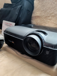 ViewSonic HD 1080p Projector Pro 8200 w. Portable Epson Screen