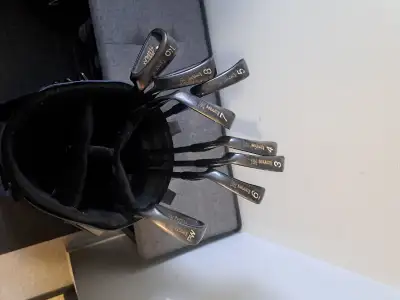 Lynx Parallax graphite irons. 3 through pitching wedge.