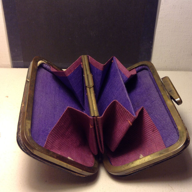 ANTIQUE COIN PURSE / WALLET in Arts & Collectibles in Vancouver - Image 4