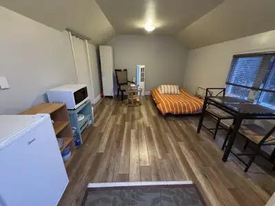 Grande chambre meublée à louer à Wakefield, Québec Spacieuse chambre privée comprenant un lit, un fo...