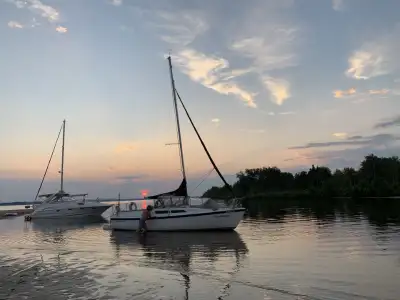 Voilier de 26 pieds avec ballast qui s'accoste sur les plages avec sa quille rétractable qui donne a...