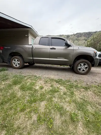 2011 Toyota Tundra 4.6L Runs, drives, stops, 4x4 high works 217xxx kms K&N cold air intake New alter...