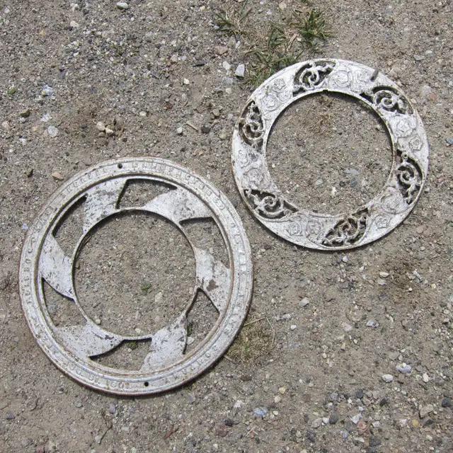 Nice Set of 1897 Cast Iron Ceiling Grates Vents in Other in Ottawa - Image 2