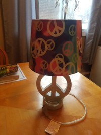 Peace table lamp
