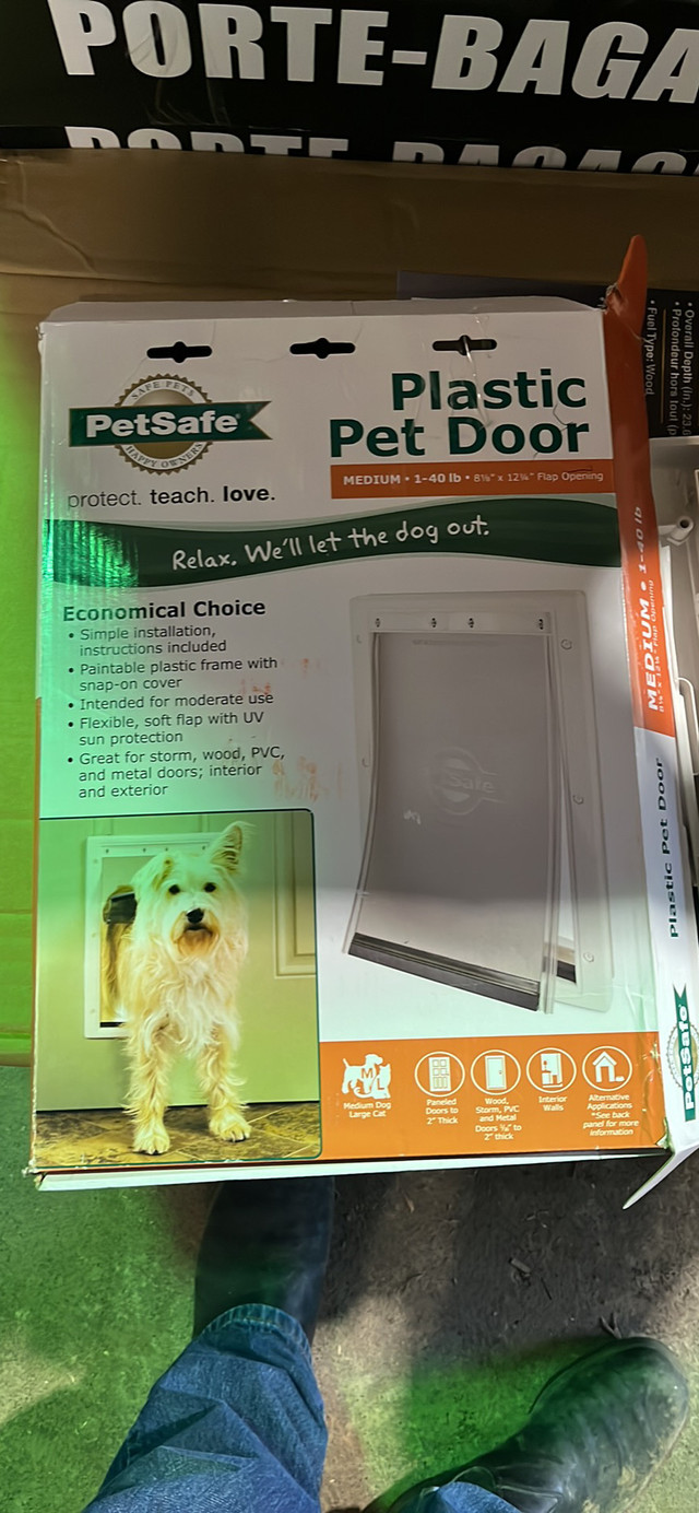 Petsafe plastic pet door medium 1-40 lbs  in Accessories in Sarnia - Image 2