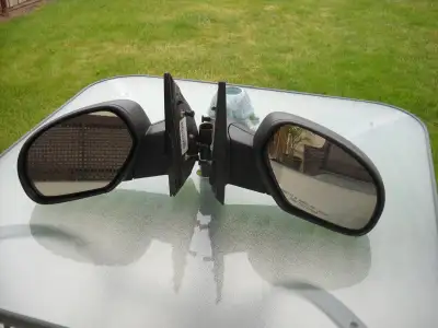 Standard non-powered mirrors for 2007 to 2013 Sierra or Silverado. Left side has crack in plastic ho...