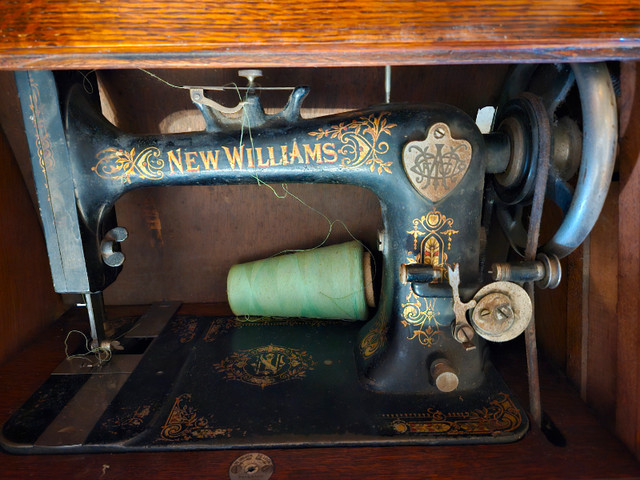Machine a coudre New Williams dans Art et objets de collection  à Laval/Rive Nord - Image 2