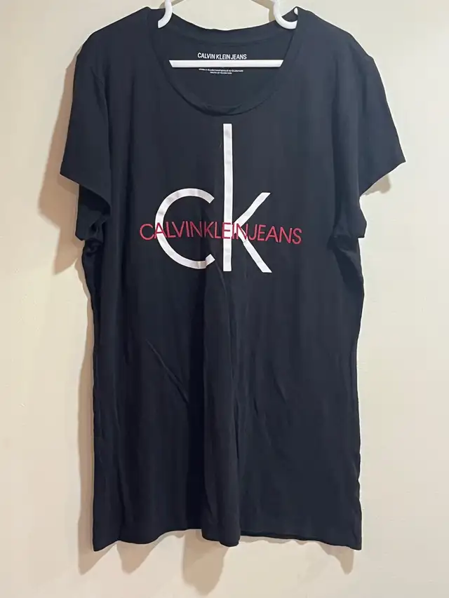 Calvin Klein black T-shirt sz S in Women's - Tops & Outerwear in Mississauga / Peel Region - Image 2
