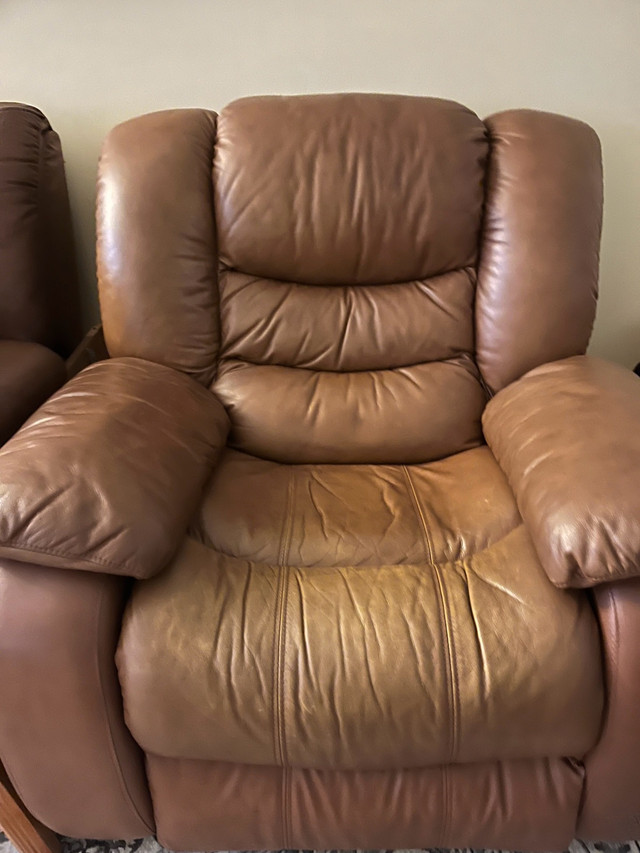 leather couch set in Couches & Futons in Mississauga / Peel Region - Image 3