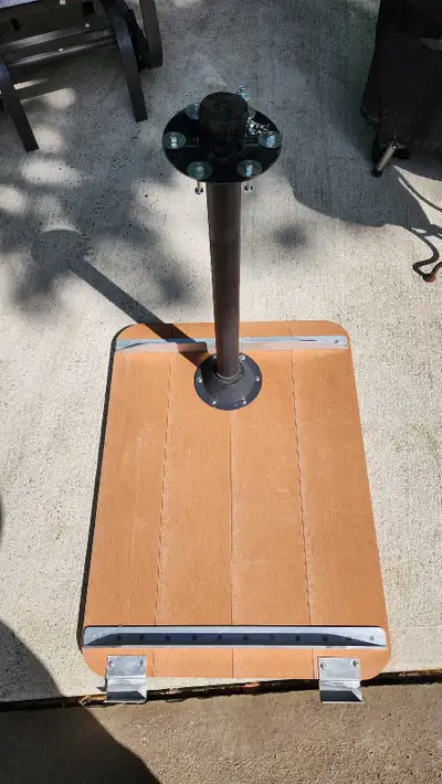 Table pour ponton ou motorisé ou camper petite cracque dans le bouchon en abs qui ne dérange pas l i...