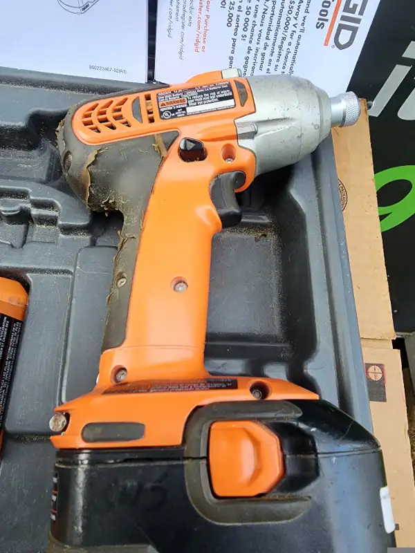 Ridgid R82320 Bit Driver Kit W 2 Batteries Charges & Hard Case in Power Tools in Windsor Region - Image 6