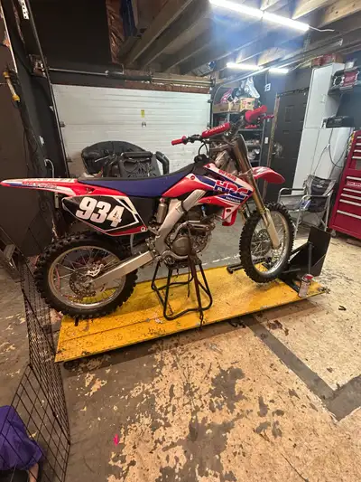 2006 Honda CRF250R for sale. New top end new exhaust valve. Valves all adjusted. New oil and filter....