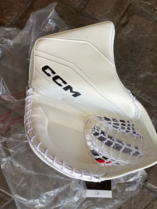 CCM GOALIE GLOVE in Hockey in Markham / York Region - Image 2