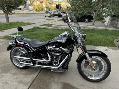 2023 Harley Davison for sale with 12000 Km and the following add ons: 1. Quick detached sissy bar wi...